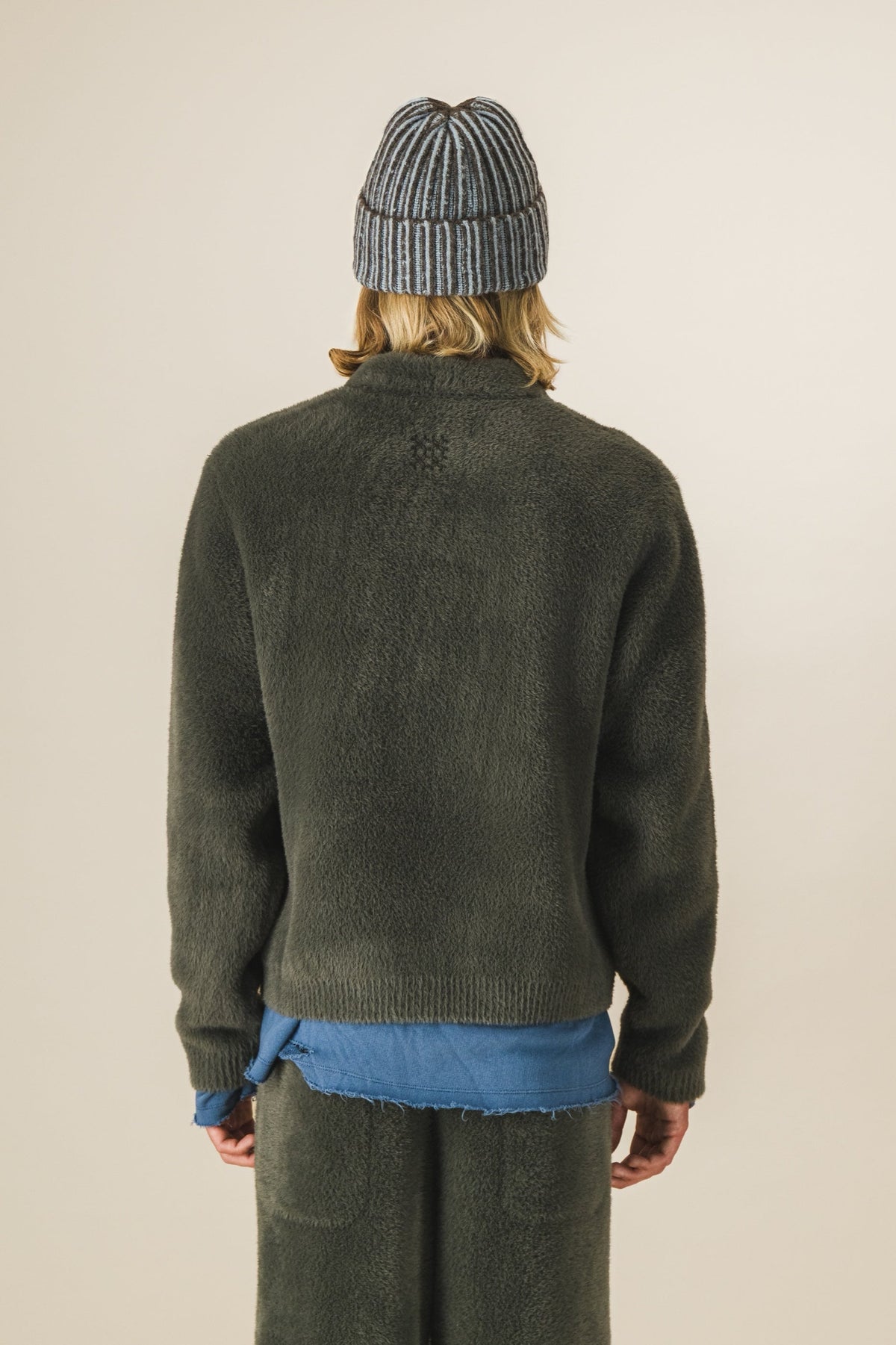 Polo fluffy khaki - porté