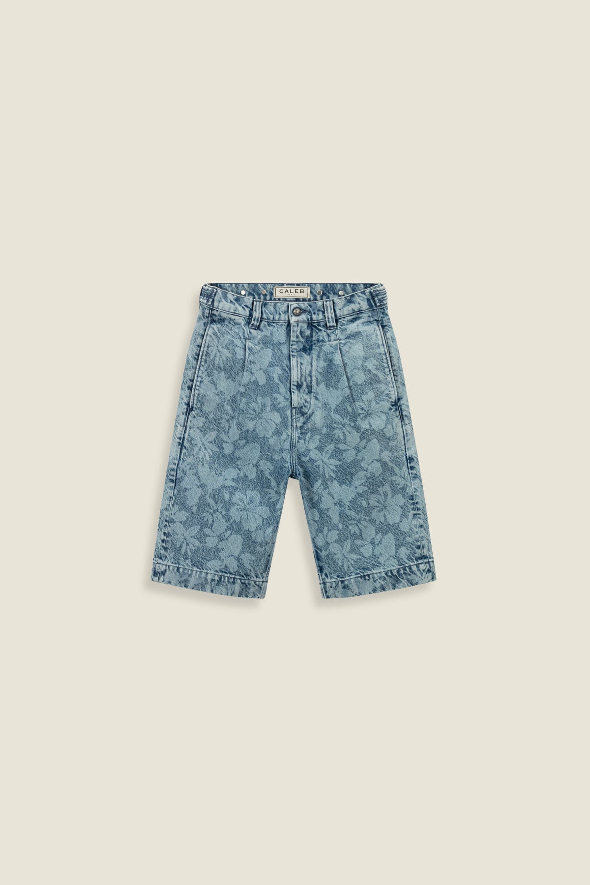Kurze Jeansshorts mit Hibiskusmuster