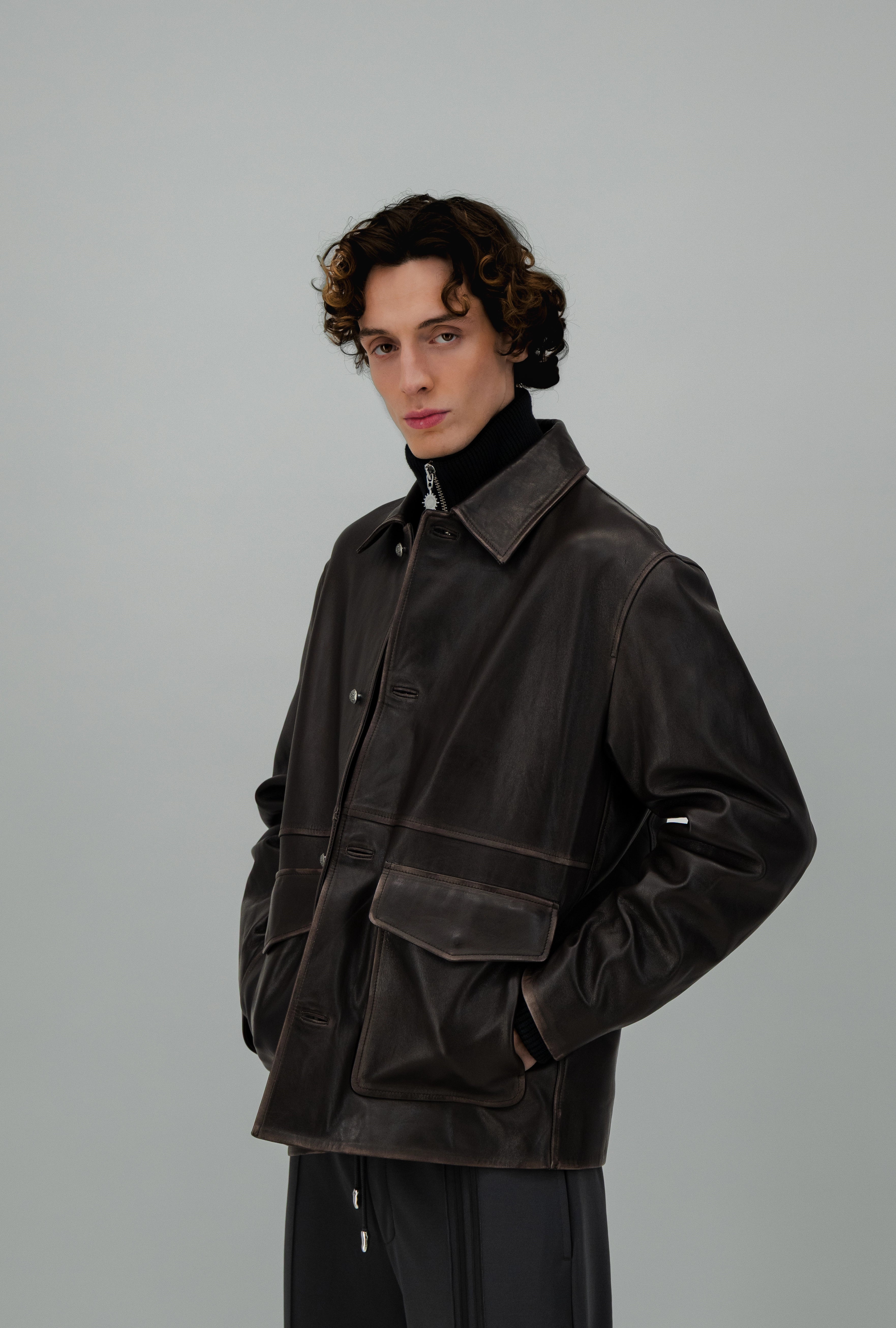 Veste en cuir aux bords délavés