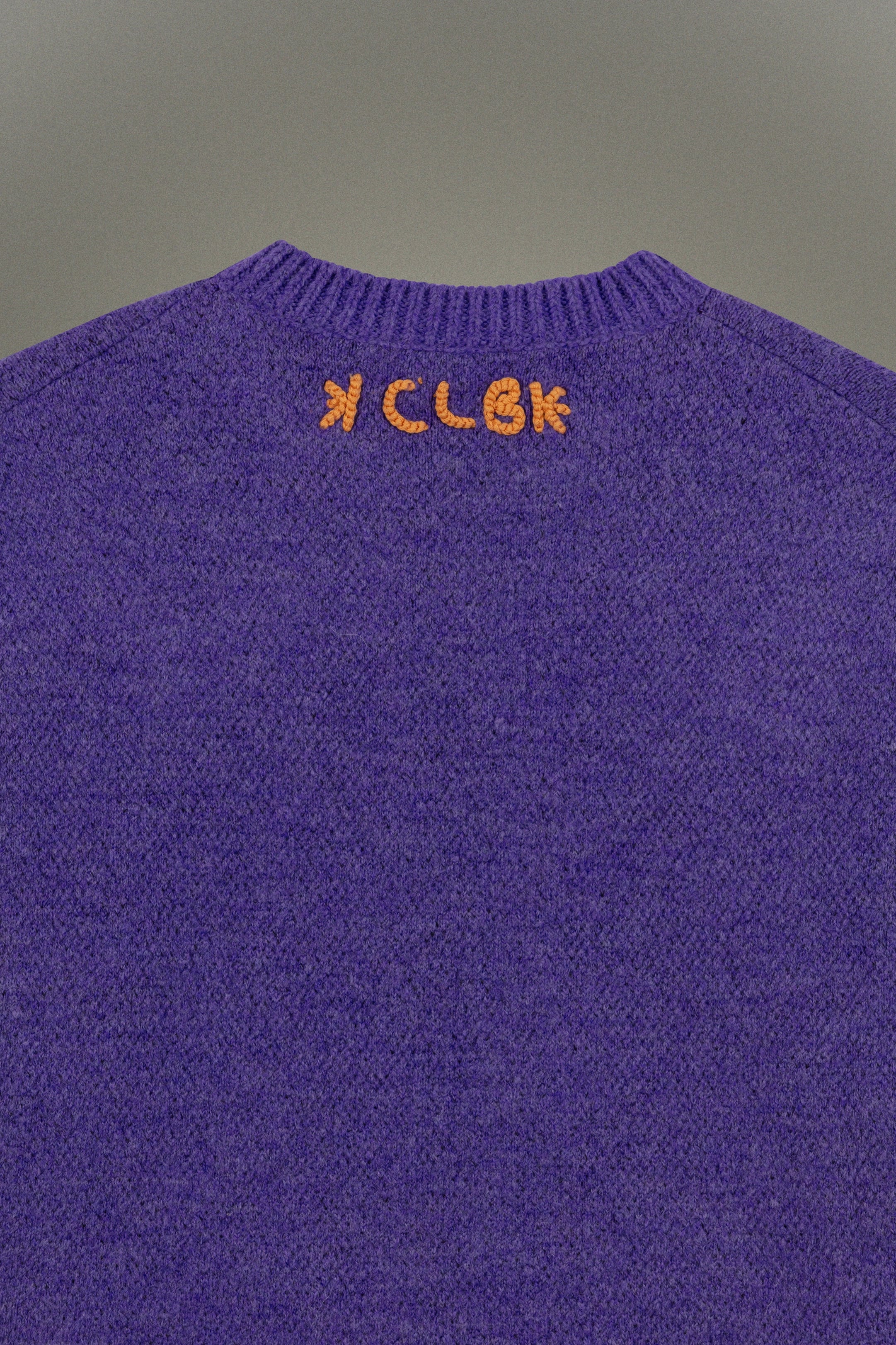 Pull en maille avec broderie