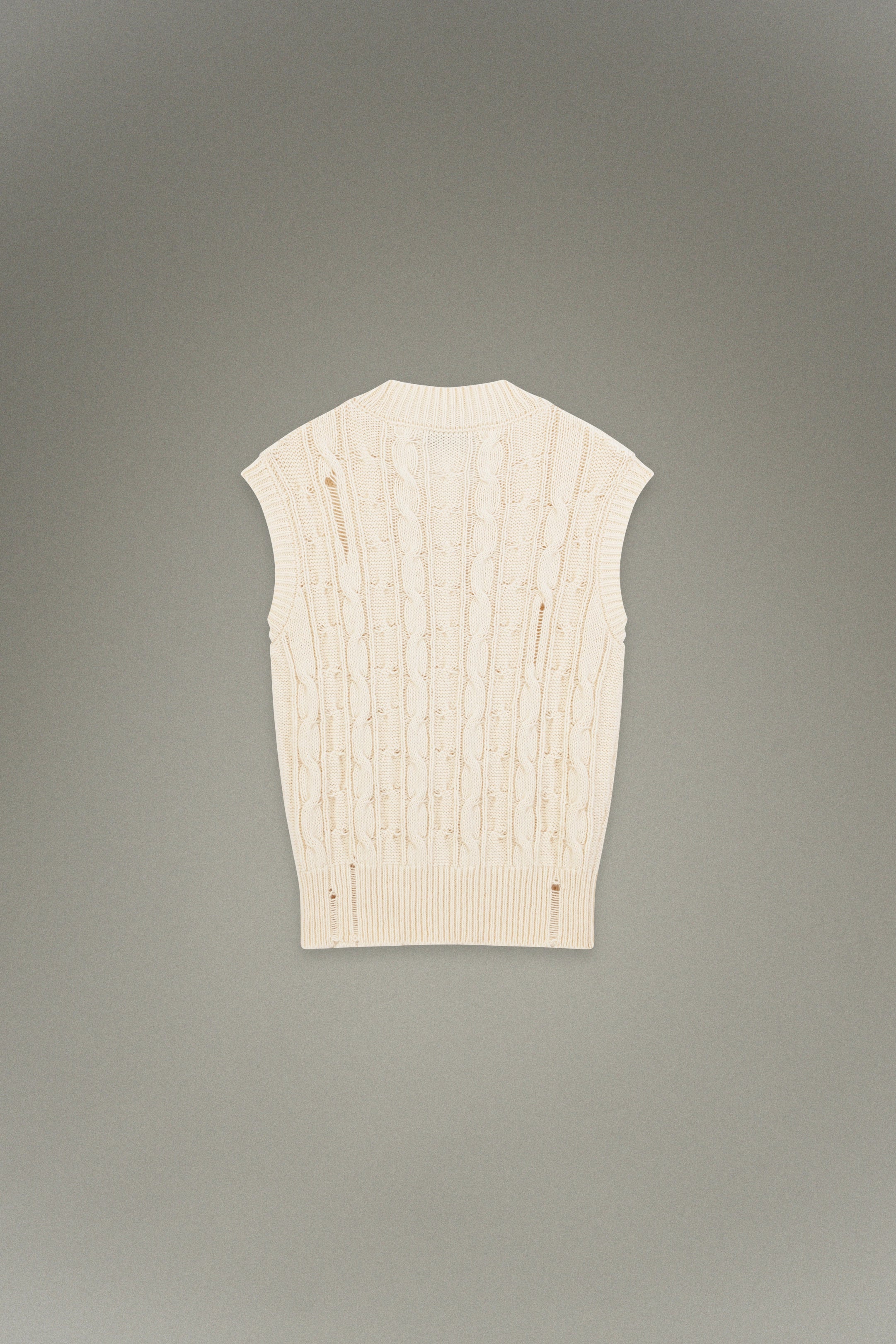 Sleeveless knitted sweater