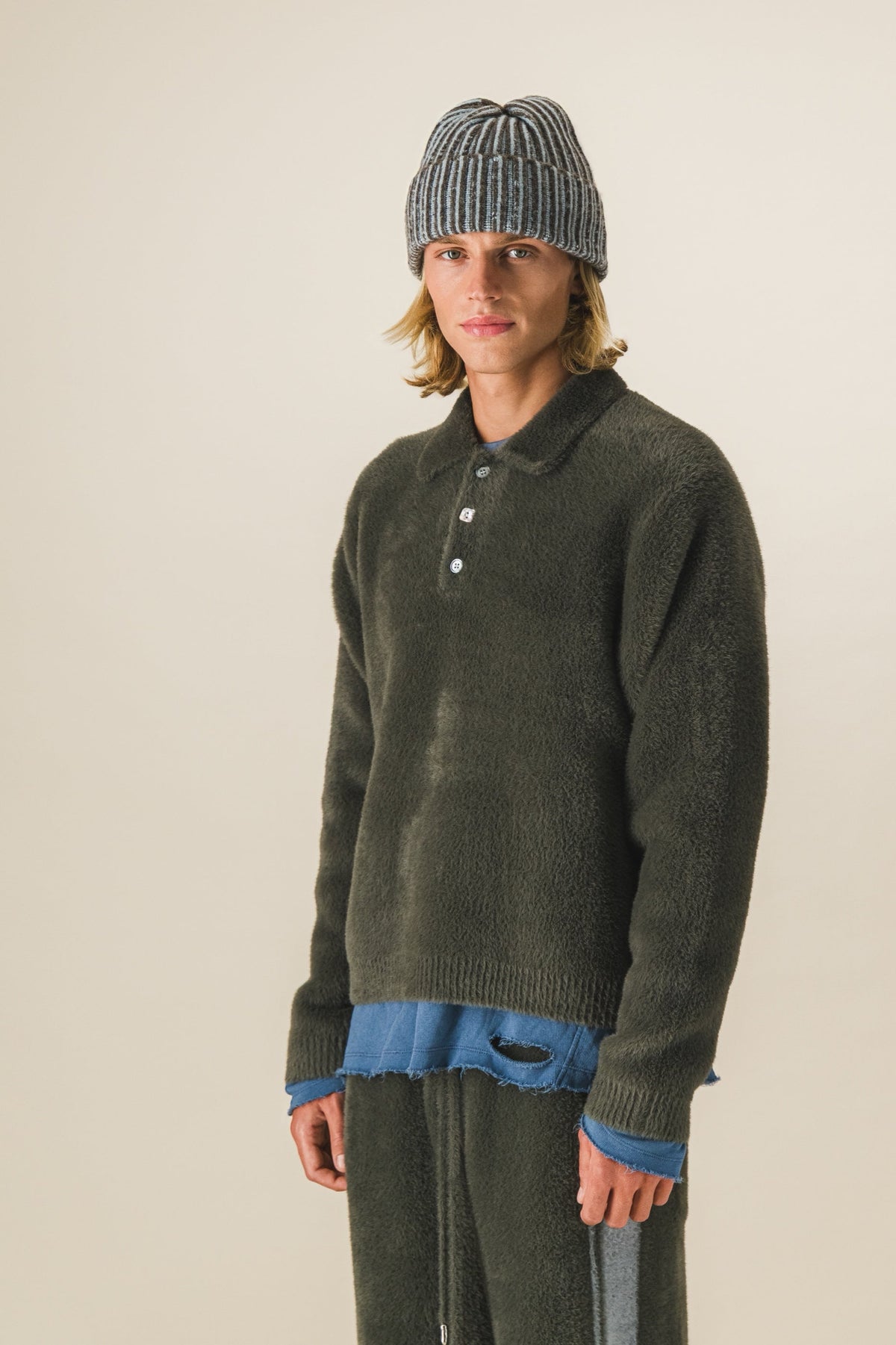Polo fluffy khaki - porté