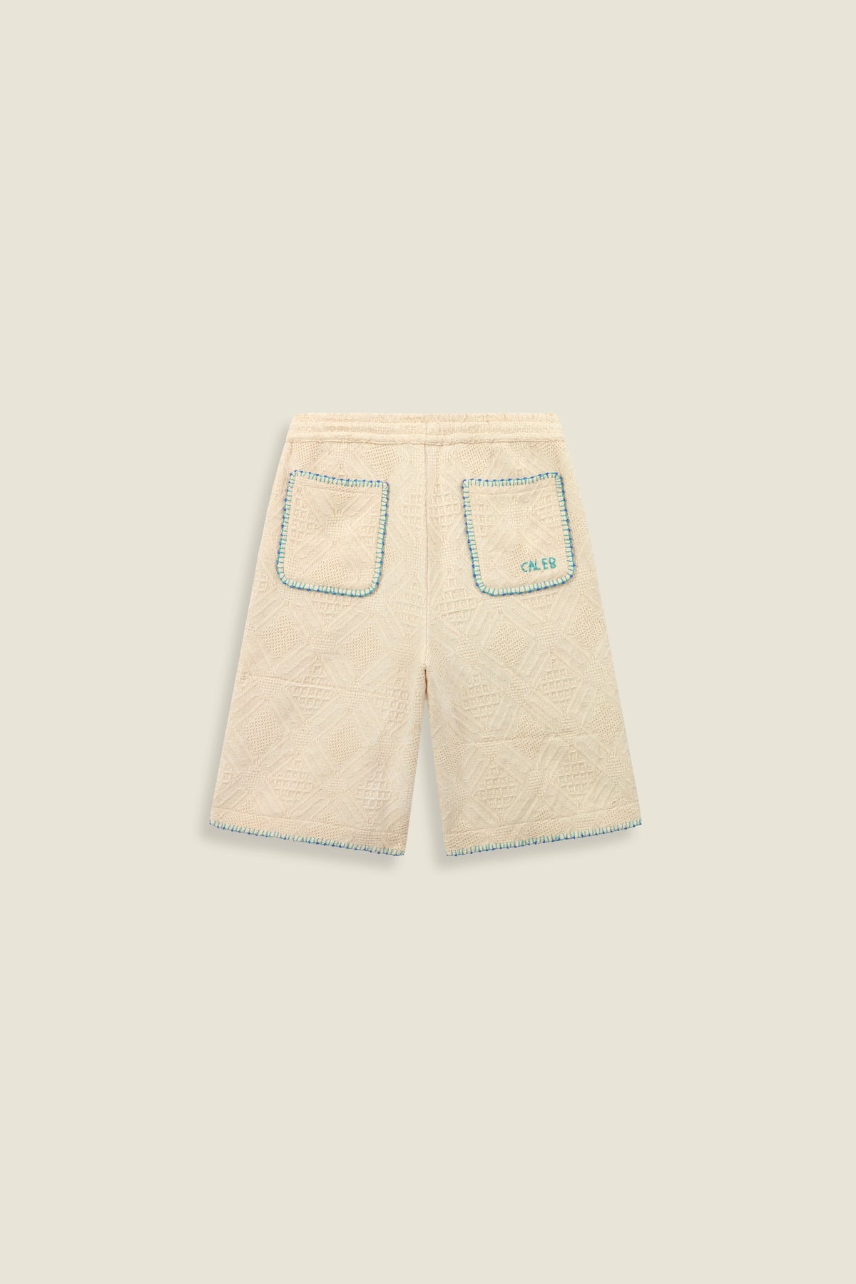 Kurze beigefarbene Shorts mit Fantasiedetails